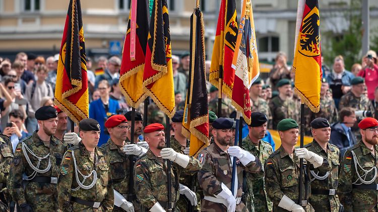 Bundeswehrsoldaten mit ihren Truppenfahnen beim Aufstellungsappell der Panzerbrigade 45 in der litauischen Hauptstadt Vilnius. Die Panzerbrigade ist dauerhaft in Litauen stationiert und soll die Ostflanke der NATO schützen helfen.