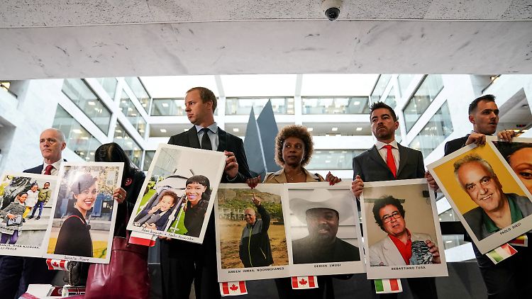 Angehörige zeigen im Oktober 2019 Bilder der Absturz-Opfer vor einer Senatsanhörung in Washington.