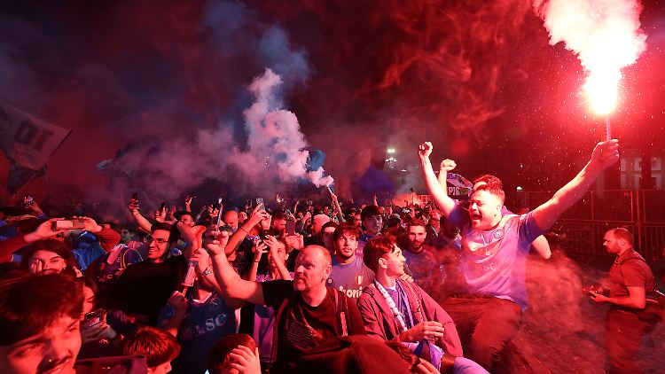 Die Fans von SSC Neapel bejubeln die Meisterschaft.