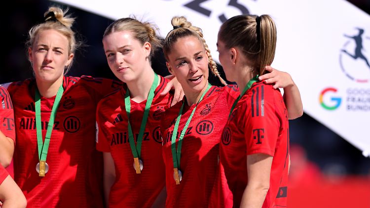 Bayerns Fußballerinnen gewannen nicht nur Meisterschaft und Pokal, sondern auch ein Kleinfeldturnier.