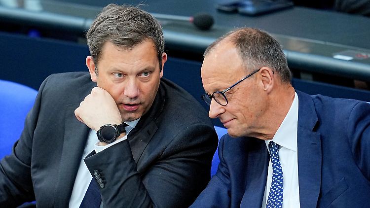 Laut Bundeskanzler Merz (r) und Finanzminister Klingbeil soll das Milliarden-Sondervermögen für zusätzliche Investitionen herhalten.