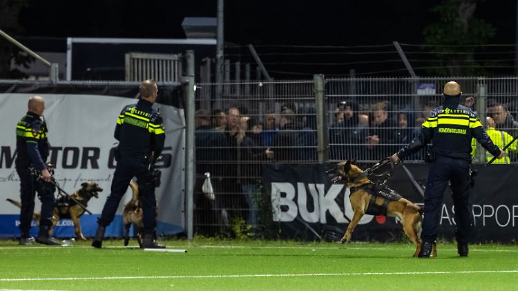 Die Polizei musste mit Hunden die Ruhe wiederherstellen.