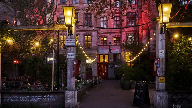 Eingang zu Clärchens Ballhaus im Hinterhof: Das Vorderhaus wurde bei einem Bombenangriff am 3. März 1945 zerstört; die Trümmer wurden erst in den 1960ern vollständig weggeräumt.
