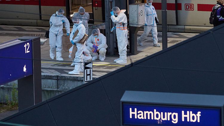 Spuren eines Messerangriffs: Die Polizei war am Hamburger Hauptbahnhof im Großeinsatz.