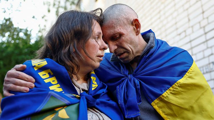 Ein freigelassener Kriegsgefangener wird am Freitag in der Ukraine von seiner Ehefrau begrüßt.