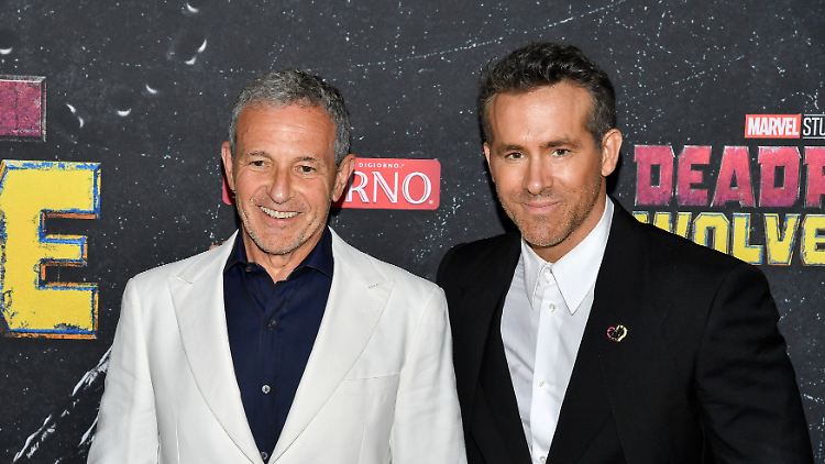 Ryan Reynolds (r.) ist bestens vernetzt: Zur Premiere des jüngsten "Deadpool"-Films kam im vergangenen Jahr auch Disney-Boss Bob Iger.