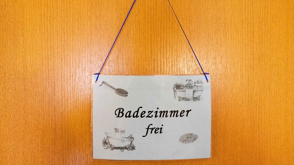 Ein-Schild-mit-der-Aufschrift-Badezimmer-frei-haengt-im-Altenheim-St-Lioba-an-einer-Tuer