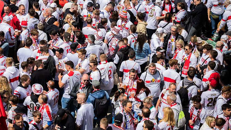 Viele Fans begleiten den VfB zum Pokalfinale nach Berlin.