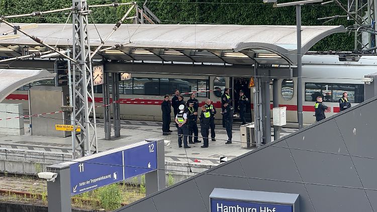 Der Unterbringungsbefehl lautet auf versuchten Totschlag in Tateinheit mit gefährlicher Körperverletzung in 15 Fällen.
