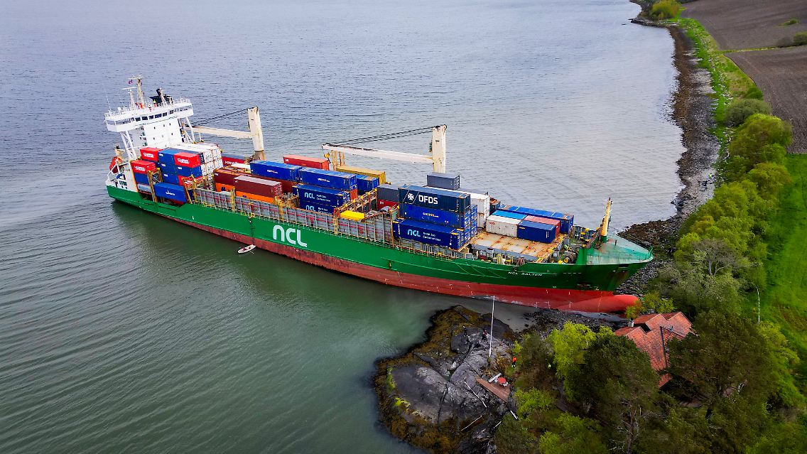 Das Containerschiff kommt nur wenige Meter neben dem Haus zum Stehen.
