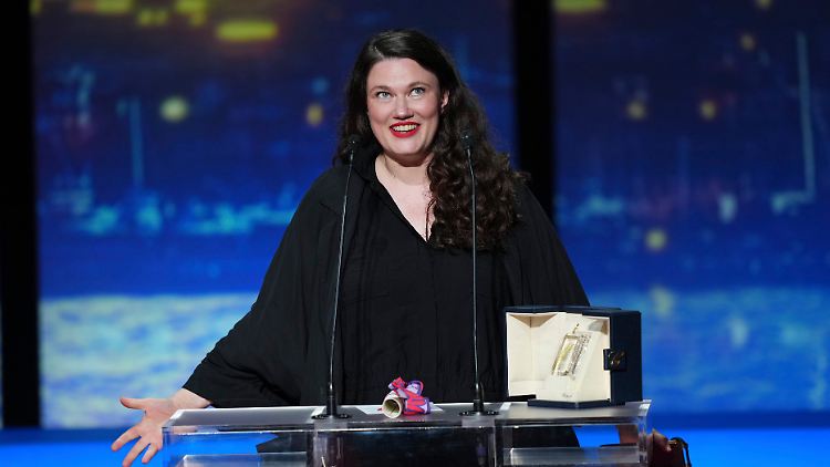Mascha Schilinski nimmt den Preis der Jury für den Film "Sound of Falling" während der Preisverleihung der 78. Internationalen Filmfestspiele in Cannes entgegen.