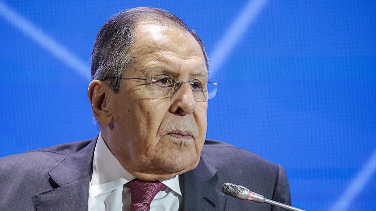 Russlands Außenminister Lawrow ist Teil einer Regierung, die Wahlen fälscht und keine wirkliche Opposition zulässt, gleichzeitig aber legitime Politiker in der Ukraine aus dem Amt jagen will.