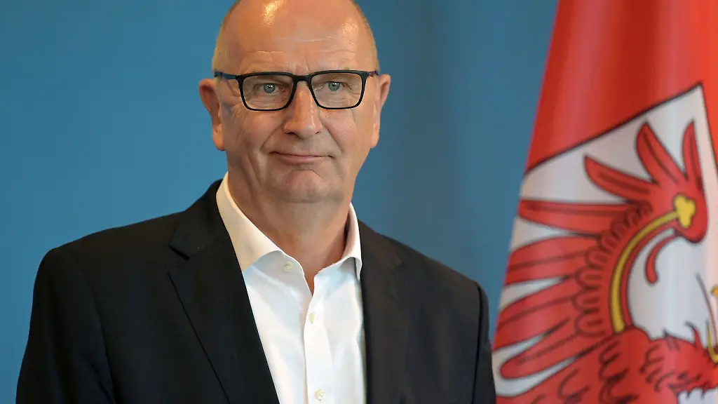 Brandenburgs-Ministerpraesident-Dietmar-Woidke-bei-einer-Pressekonferenz