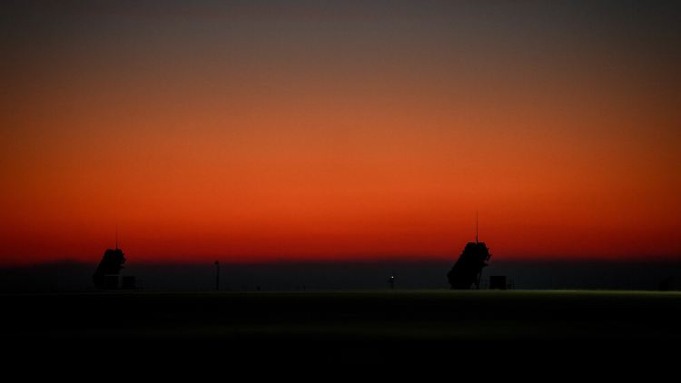 Flugabwehrstellungen vom Typ Patriot stehen im Sonnenaufgang auf dem Flughafen im polnischen Rzeszow. Die Ukraine benötigt dringend mehrere Patriot-Systeme für den Schutz vor Luftangriffen.