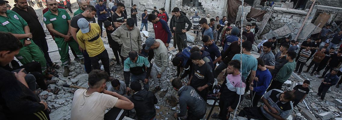 Immer wieder müssen Rettungskräfte Leichen aus Trümmern bergen - Israel hat die Angriffe auf den Gazastreifen zuletzt deutlich verschärft.
