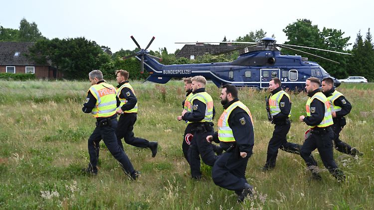 Einsatzkräfte der Bundespolizei laufen zu einer temporären Kontrollstelle, nachdem sie von einem Polizeihubschrauber abgesetzt wurden.