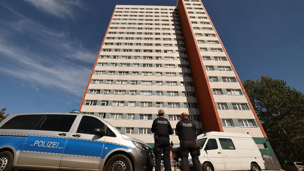 Polizei-und-Spurensicherung-stehen-vor-einem-Wohnhaus-im-Stadtteil-Evershagen