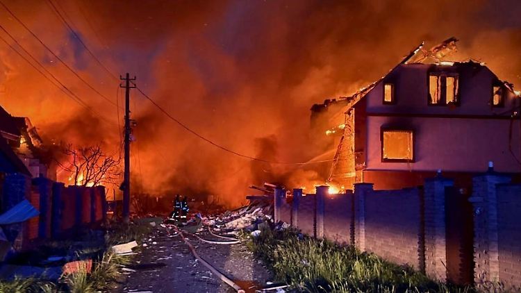 Feuer in Kiew nach einem russischen Drohnenangriff.