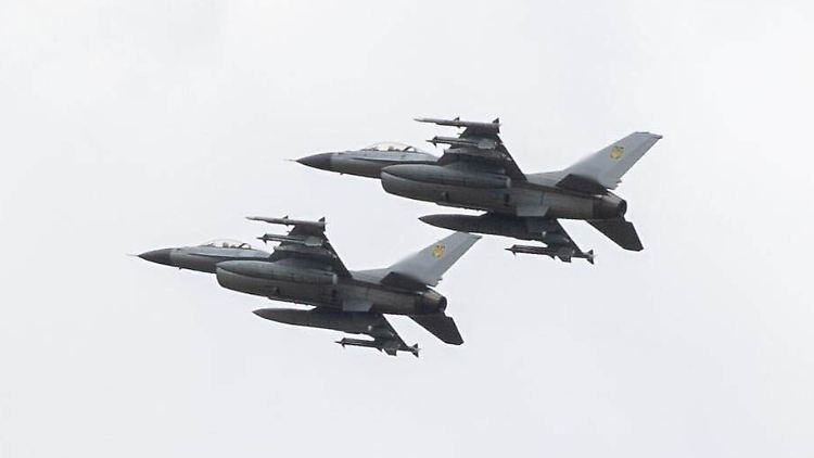 Zwei F-16-Jets der Ukraine. Bald werden wohl rund 40 Stück im Einsatz sein.