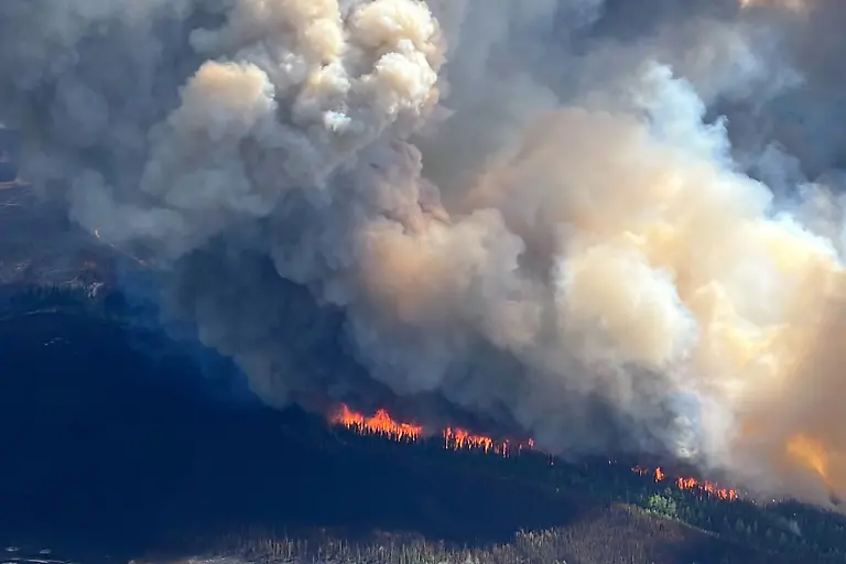 2023-05-28T160125Z-2001478739-RC2N71A28ZIS-RTRMADP-3-CANADA-WEATHER-WILDFIRES