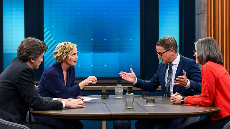 Caren Miosga mit CDU-Generalsekretär Carsten Linnemann (beide in der Mitte). Links Moritz Schularick vom Kieler Institut für Weltwirtschaft, rechts Christiane Benner von der IG Metall.