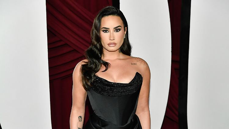 Auf diesem Foto ist sie ganz in Schwarz, doch Demi Lovatos Brautkleid war traditionell weiß.