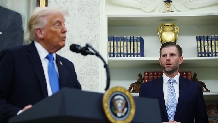 Donald Trump und sein Sohn Eric, Vizepräsident der Trump Organization. Bereits während seiner ersten Präsidentschaft verdiente Trump Forbes zufolge etwa 550 Millionen Dollar.