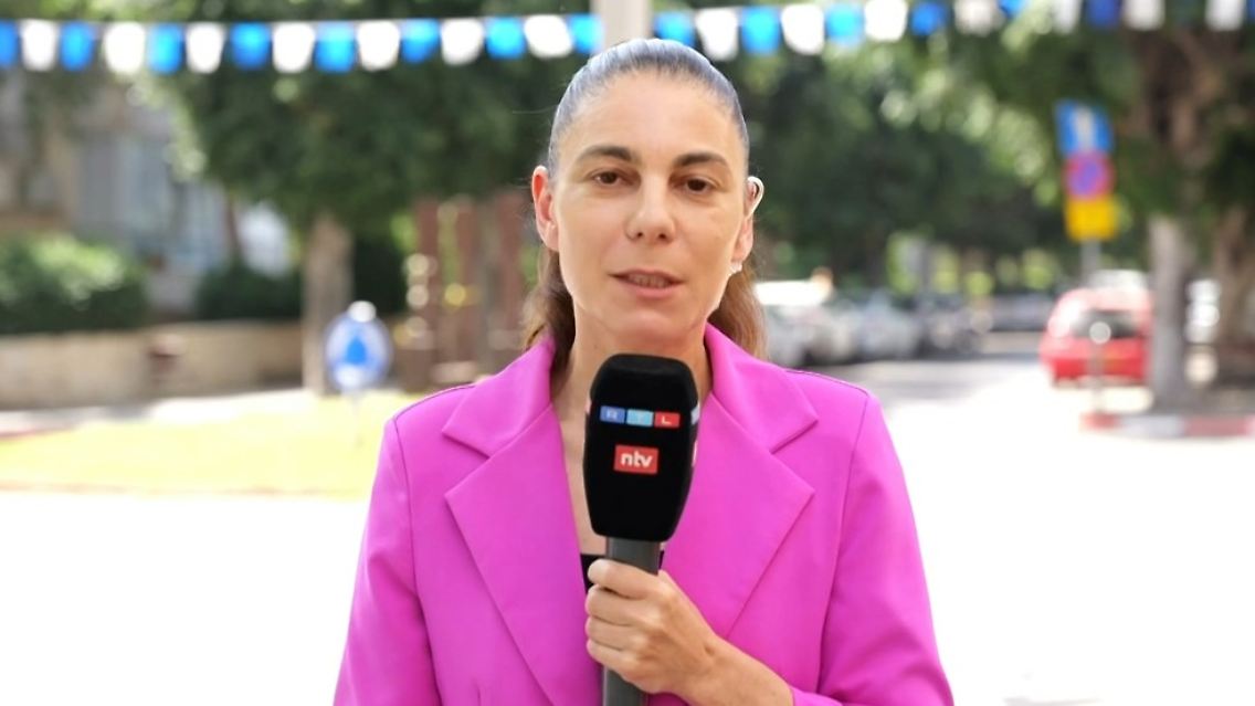 Raschel Blufarb.jpg