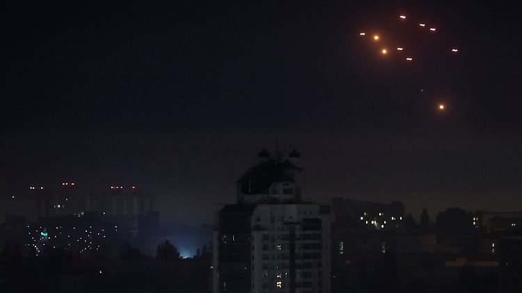 In Kiew verursachte der russische Angriff den Behörden zufolge Schäden. 