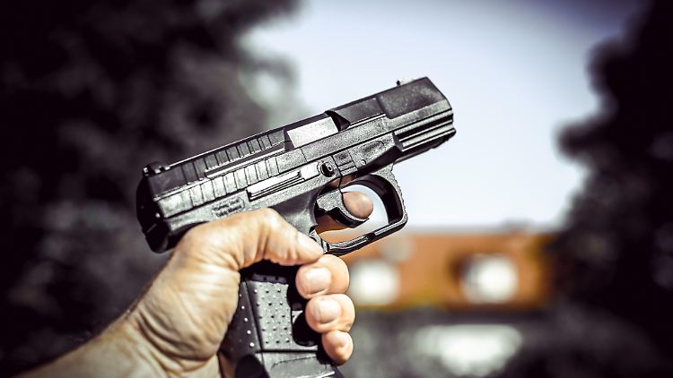 Allein in Sachsen-Anhalt und Thüringen sollen aktuelle und ehemalige AfD-Mitglieder knapp 500 Waffen besitzen.