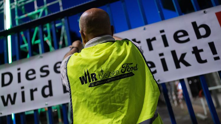 In den Kölner Ford-Werken arbeiten rund 11.500 Menschen - bis Ende 2027 sollen 2900 ihren Job verlieren. 