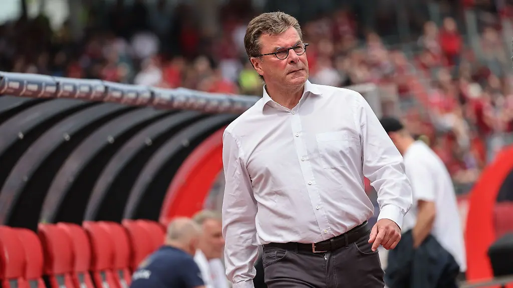 Der-Nuernberger-Trainer-Dieter-Hecking-steht-vor-Spielbeginn-auf-dem-Platz