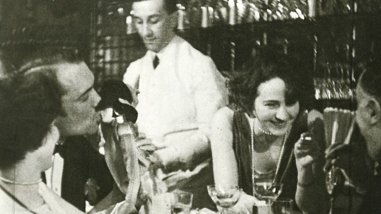 "Atom" atmet den Geist der 1920er Jahre und ist trotzdem oder gerade deshalb erschreckend aktuell.