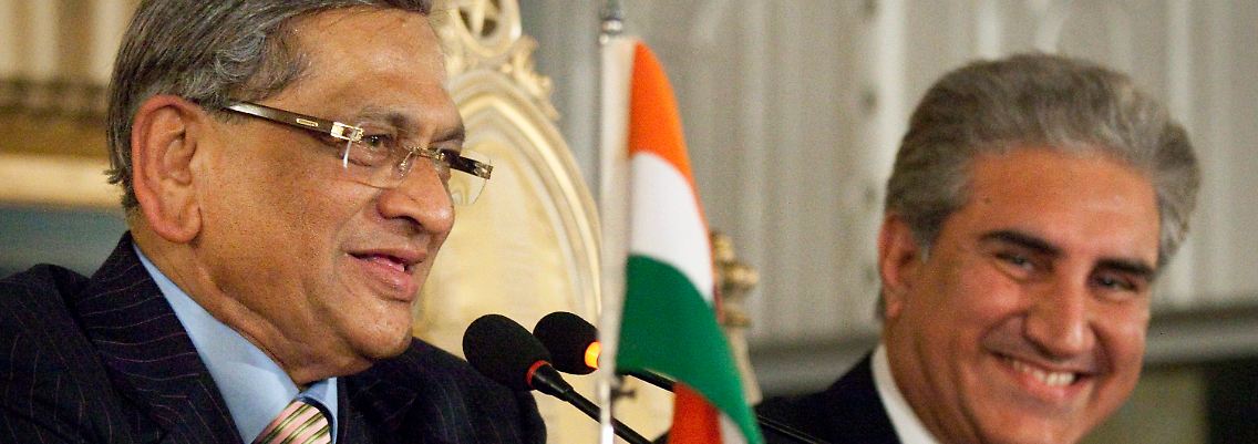 Indiens Außenminister Krishna (l.) und sein pakistanischer Amtskollege Qureshi.