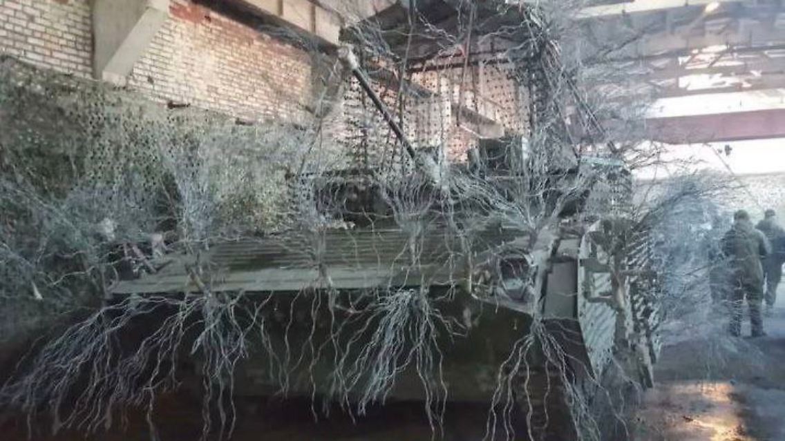 Drähte gegen Drohnen: Foto eines russischen "Stachelschwein"-Panzers in einer Lagerhalle.