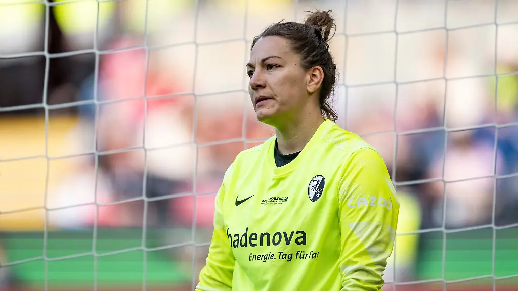 Freiburgs-Torwart-Gabrielle-Lambert-beim-Spiel-Die-Torhueterin-hat-einen-neuen-Vertrag-unterzeichnet