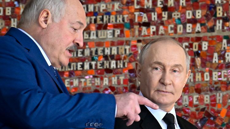 Der autoritäre Präsident von Bela­rus, Lukaschenko (links), ist ein treuer Verbündeter des russischen Machthabers Putin. 