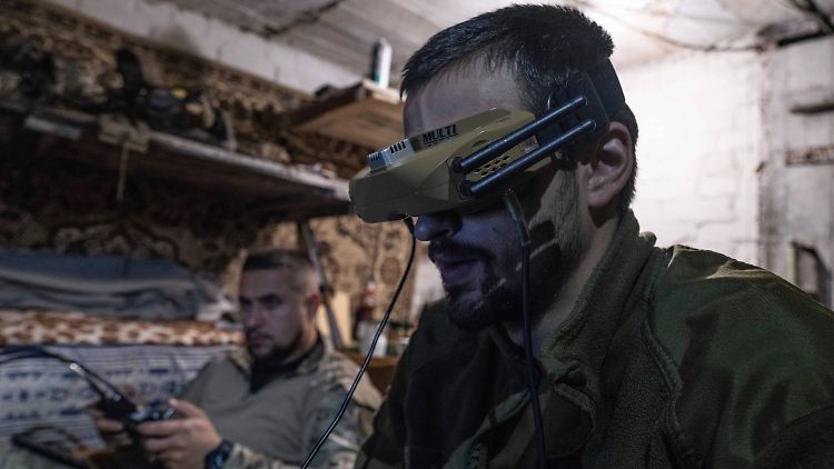 Ein ukrainischer Drohnenpilot im Raum Kostjantyniwka kontrolliert seine Drohne.