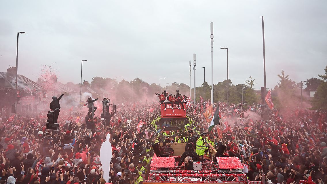 Tausende Menschen feierten in Liverpool die gewonnene Meisterschaft ihrer Mannschaft.