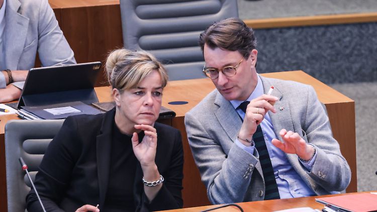 "Neuausrichtung von Thyssenkrupp als Chance sehen": Wirtschaftsministerin Neubaur mit NRW-Landeschef Wüst im Düsseldorfer Landtag. 