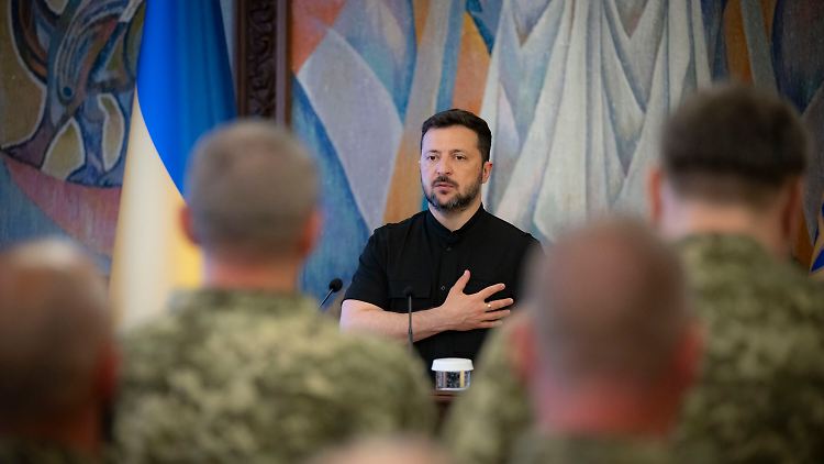 Keine Anzeichen für diplomatische Lösung: Selenskyj zeichnet in Kiew Soldaten aus.