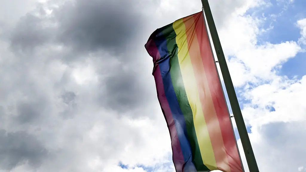 Eine-Regenbogenflagge-weht-im-Wind