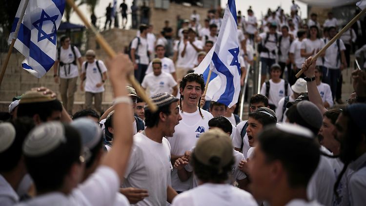 Die Demonstranten, überwiegend junge Siedler aus dem besetzten Westjordanland, sollen erst palästinensische Ladenbesitzer und dann linke israelische Aktivisten und Journalisten angegriffen haben.