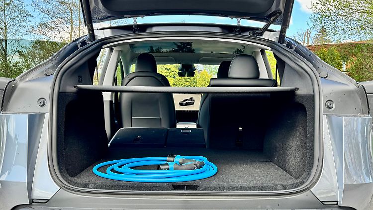 Mit über 2000 Litern Kofferraumvolumen bleibt dieser Tesla in puncto Praxistauglichkeit Champion seines Segments.