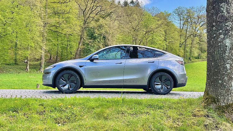 Kaum zu glauben, aber das Model Y misst knapp 4,80 Meter in der Länge und darf damit als erwachsenes Auto durchgehen.