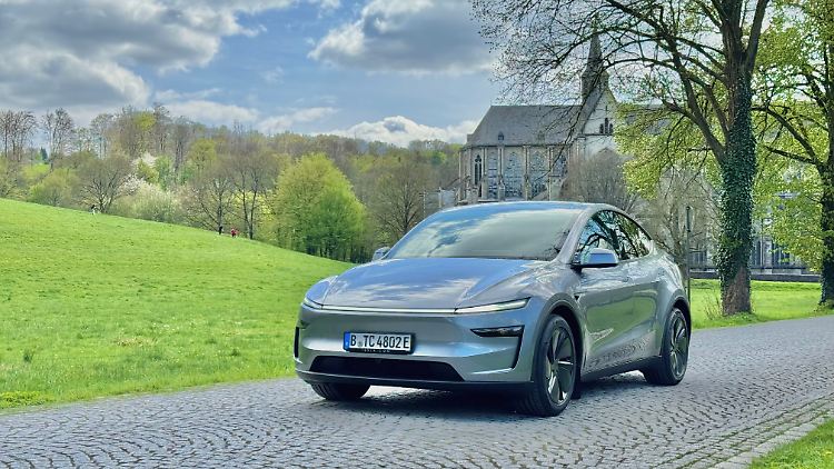 Von vorn sieht der neueste Jahrgang des Model Y weniger nach Tesla aus. Der Stromer kommt jetzt ziemlich futuristisch rüber.