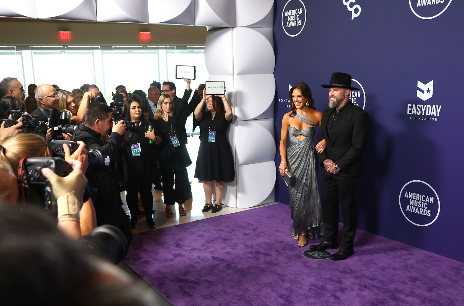 In Las Vegas werden die American Music Awards (AMAs) vergeben und die Musikstars werfen sich in Schale, um vorab auf dem roten Teppich ...