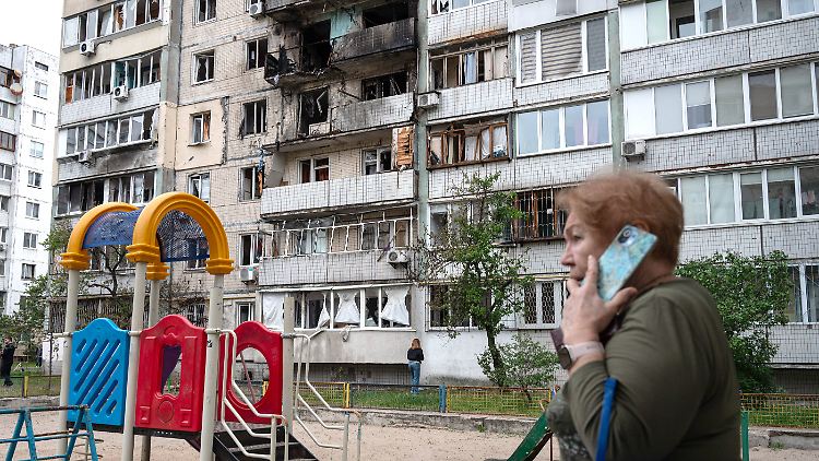 Keine Nacht ohne Luftalarm. Dieses Wohnhaus in Kiew wurde am vergangenen Wochenende zum Ziel eines russischen Angriffs.