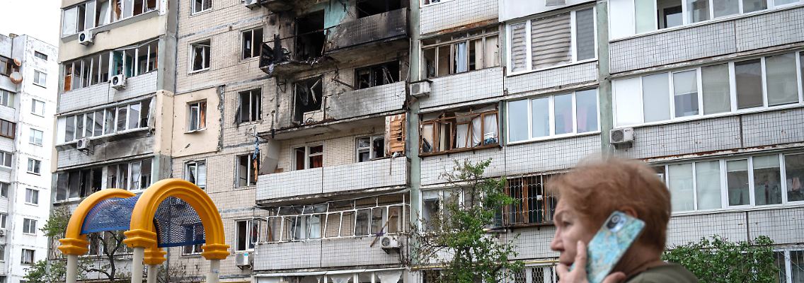 Keine Nacht ohne Luftalarm. Dieses Wohnhaus in Kiew wurde am vergangenen Wochenende zum Ziel eines russischen Angriffs.