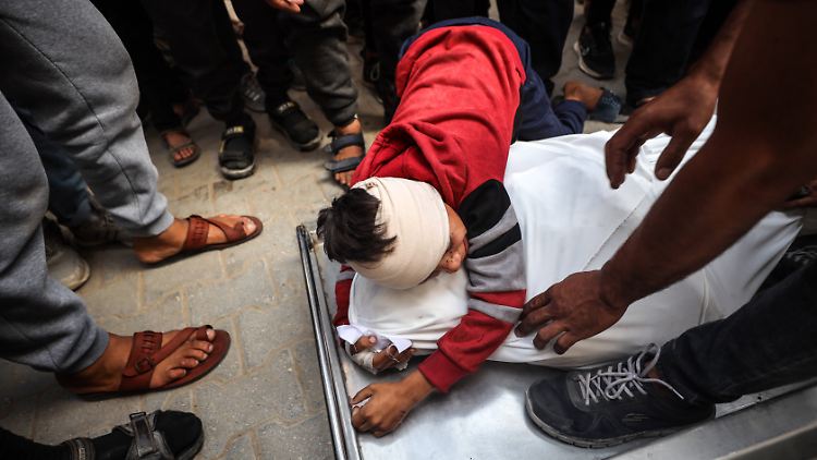 Trauer nach einem Angriff auf das Al-Shifa-Krankenhaus in Gaza-Stadt am Montag